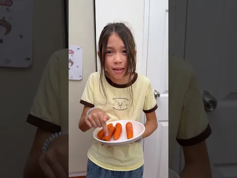 Wash your hands before you eat 🧼 Maya teaches Molly healthy habits