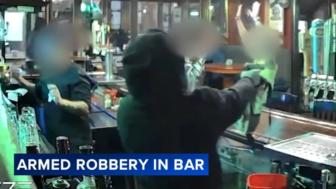 Chicago pub owner says armed thieves fired at him as he ran for help: 'I was shouting at them'