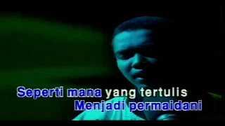 exists mengintai dari tirai kamar