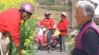 Download Lovely blooms in the field! Let's pick some to give to the elders in the village MP3