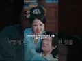 몰락한 황자로 환생해 황제에게 죽도록 맞고, 정기를 빼앗으려 요녀까지 보내졌지만 그녀를 안자 시스템이 각성해 역전하고 복수한다.