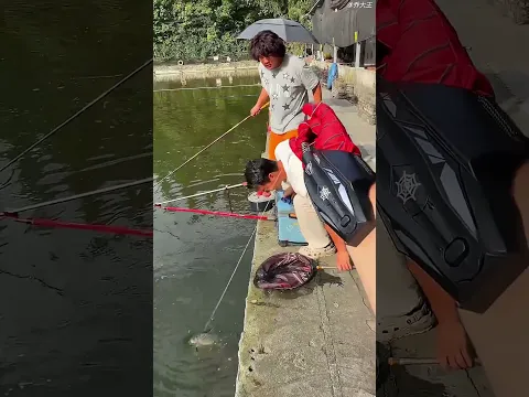 🎣😂 Il Se Moquait de Sa Canne… Jusqu’à Ce Qu’il l’Essaie !