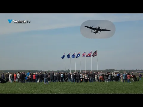 Lancaster bommenwerper vliegt over Kloosterhaar