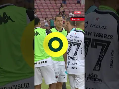 O tempo fechou! O juiz identifica uma cotovelada de Igor Morais e acabou expulsando o zagueiro.