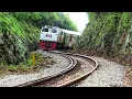 Download Lagu JALUR KERETA MIRIP ROLLER COASTER ! Kereta Menikung Tajam Naik Turun Bukit Nyebrang Jembatan.
