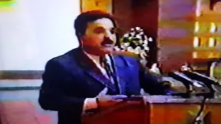 خضير هادي في حضور  صدام حسين   دندنها