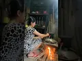Download Lagu seorang gadis desa memasak dengan tungku yg terbuat dari tanah