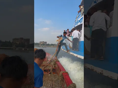 How a trawler tied up in a hasty floating asset launch How the boat was tied to the ship. #shorts