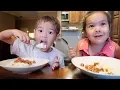 Download Lagu BALITA AMERIKA MAKAN TEMPE, NASI, DAN IKAN SAUS