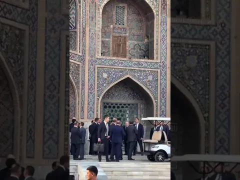 Prezident Shavkat Mirziyoyev Samarqand koʻchalarida odamlar orasida sayr qildi.