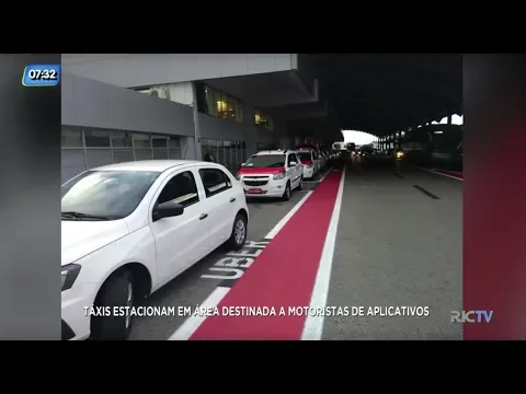 Taxis estacionam em área destinada a motoristas de aplicativos no aeroporto de Florianópolis