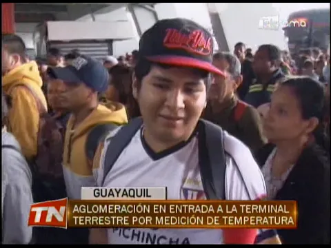 Aglomeración en entrada a la terminal terrestre por medición de temperatura