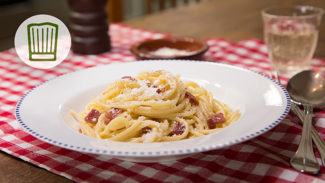 Spaghetti Carbonara mit Sahnesauce und Kochschinken. 