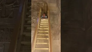 السرداب معبد دندره Pasadizo 