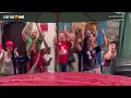 Flávio Bolsonaro (PL) chega para votar em escola do RJ e é recebido por petistas e bolsonaristas