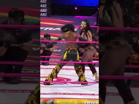 Triunfo de Queen Aminata ante la India Sioux en lucha en mano a mano de Amazonas
