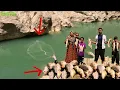 Download Lagu Nomadisch gezin vist in een bergrivier | Schaduw zoeken en koken in de natuur