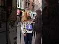 Lagu Durf jij naar je scherm tijd te kijken? 👀📱#burga #straatinterview #voxpop #telefoonhoesje #win