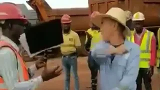 شاب سوداني في الغربه يتم إهانته من قبل مدير الشركه لاحظ ردة فعله شباب السودان سودانيين في الغربه 