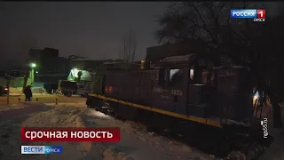 В Омске тепловоз уронил стену на людей