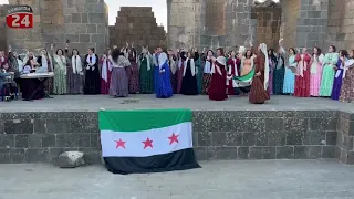  شاهد  من المسرح الروماني العريق   كورال سيدات شهبا  ارفع راسك فوق أنت سوري حر   دندنها
