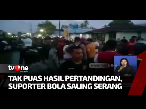 Ricuh! Aksi Saling Serang Antar Dua Suporter Sepak Bola