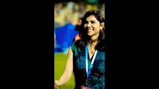 سمرا و بطولا الفارع تمشي تتباهى بطولا و الوجنـة قمر طالــع حلوة و مين الي يطولا 