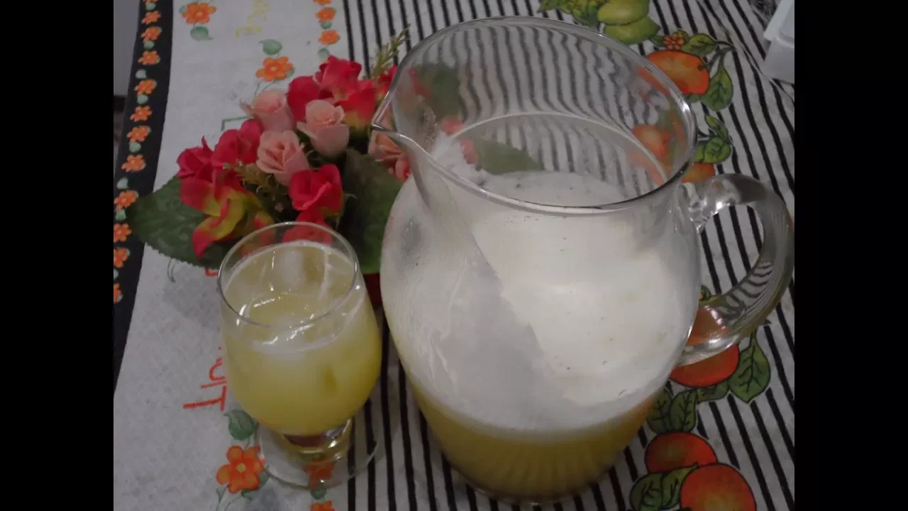 Esse suco de abacaxi cremoso é bem refrescante e simples de fazer. Ele rende bastante, ideal para fa. 