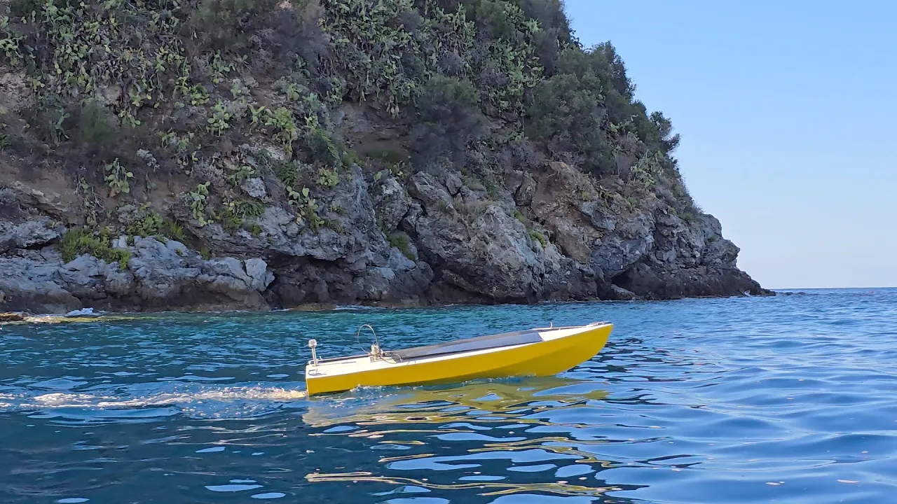 I Built a 232 cm (7.6 ft) Solar-Powered Marine Drone to Explore the Ocean!