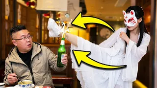 狐面美女当街秀高抬腿绝活，一脚精准踢飞啤酒盖，大哥当场看呆！【猫猫小可爱】
