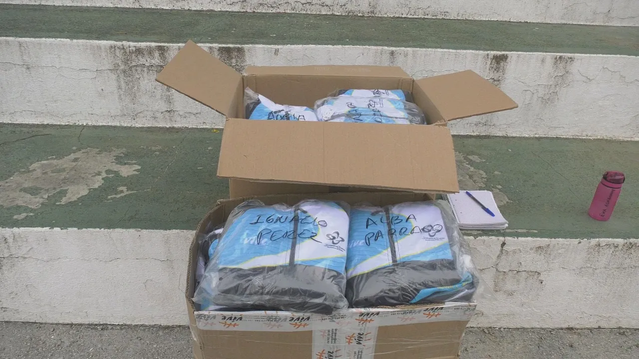 Entrega de material a los alumnos de las EEDDMM