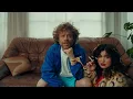 Download Lagu Benny Sings - Pyjamas ft Remi Wolf (Officiële Video)