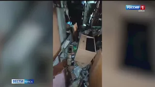 Омичи пожаловались на соседку, которая устроила свалку в своей квартире