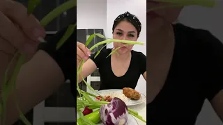 dut makan bawang dan kangkung mentah 