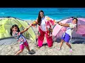 Download Lagu 🌊 Teamwork wint op het strand! Andrea en Maddie leren delen 🏖️