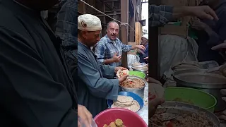 بيوزع أكل ببلاش من    سنة   عم إبراهيم واقف على باب الحسين خادم لآل البيت والشعراوي دعاله بالبركة دندنها