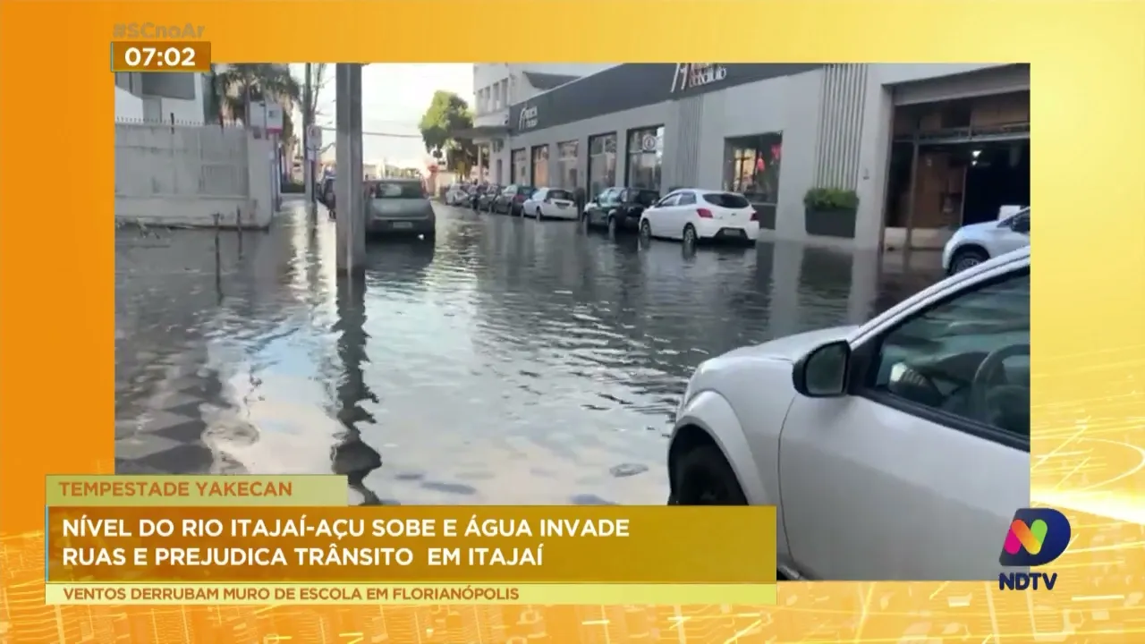Tempestade Yakecan: nível do rio Itajaí-Açu sobe e água invade ruas e prejudica trânsito em Itajaí
