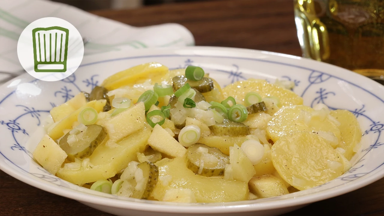 Dieses Rezept für Kartoffelsalat ist typisch westfälisch und wird oft zu Weihnachten oder zu Silvest. 