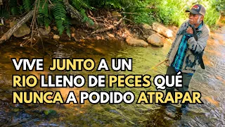 "Vive junto a un río lleno de peces que nunca a podido atrapar" 