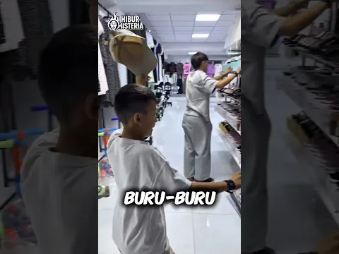 Pria Ini Berhasil Membawa Topi Baru Tanpa Ketahuan!