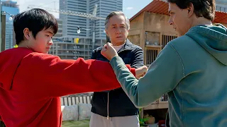 أمه بتسافر بيه من الصين لأمريكا عشان تبعده عن القتال لكنه بيتدرب من وراها وبيشترك فى بطولة صعبه 