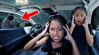 tolong aluna dan amanda terkunci di dalam mobil sampai malam 