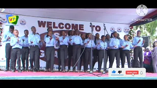 wanafunzi wa darasa la saba wakiimba wimbo wa kuwaaga wenzao utapenda