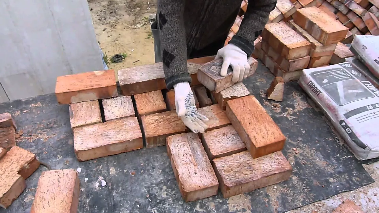 Угол кирпичной кладки. 5 кирпича. Кладка кирпича на цоколь в 1. Цоколь в 2 кирпича. Кладка красного кирпича в полтора кирпича.