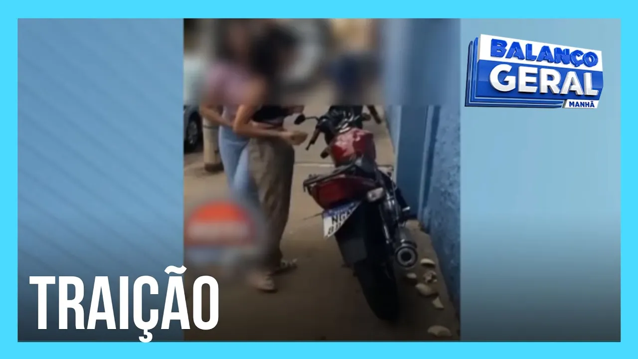 Jovens descobrem que estavam namorando o mesmo rapaz e destroem a moto dele
