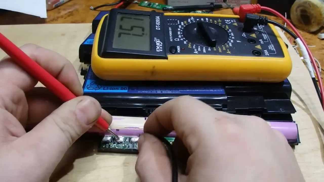 Aida64 батарея ноутбука. Мультиметр dt 832 замер напряжения. Аккумулятор ноутбука в разборе. Как проверить аккумулятор 18650 на работоспособность мультиметром. Зарядка аккумулятора автомобиля.