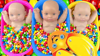 Sorting Colorful Candy with Baby Dolls — Satisfying Color Play