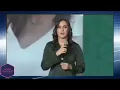 تفاعل الأمير خالد الفيصل‬⁩ مع أغنية "لن أسلاكم" لولاء الجندي في حفل جائزة الأميرعبدالله الفيصل‬⁩‬⁩