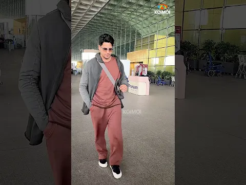 #sidharthmalhotra serving looks while he was spotted at the airport😍 #bollywood #celebrity #koimoi