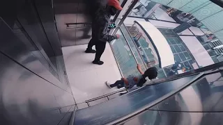 رجل يتحرش في بنت صغيرة والمفاجئة 